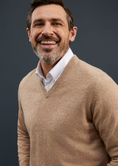 Men's Geelong Lambswool Vee Neck Jumper in Beige