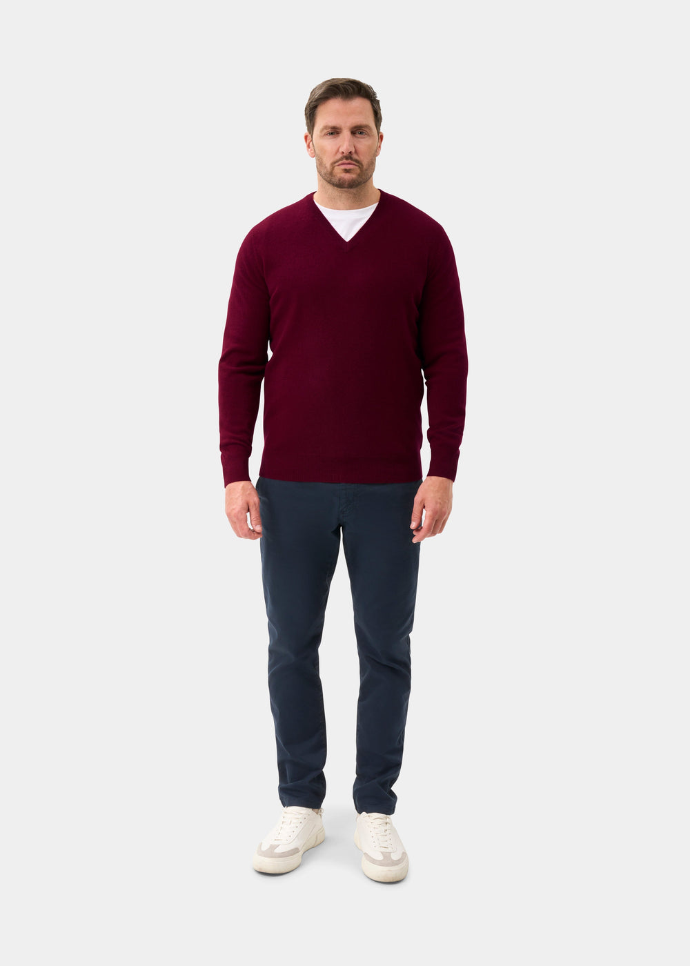 Men's Geelong Wool Vee Neck Jumper in Claret