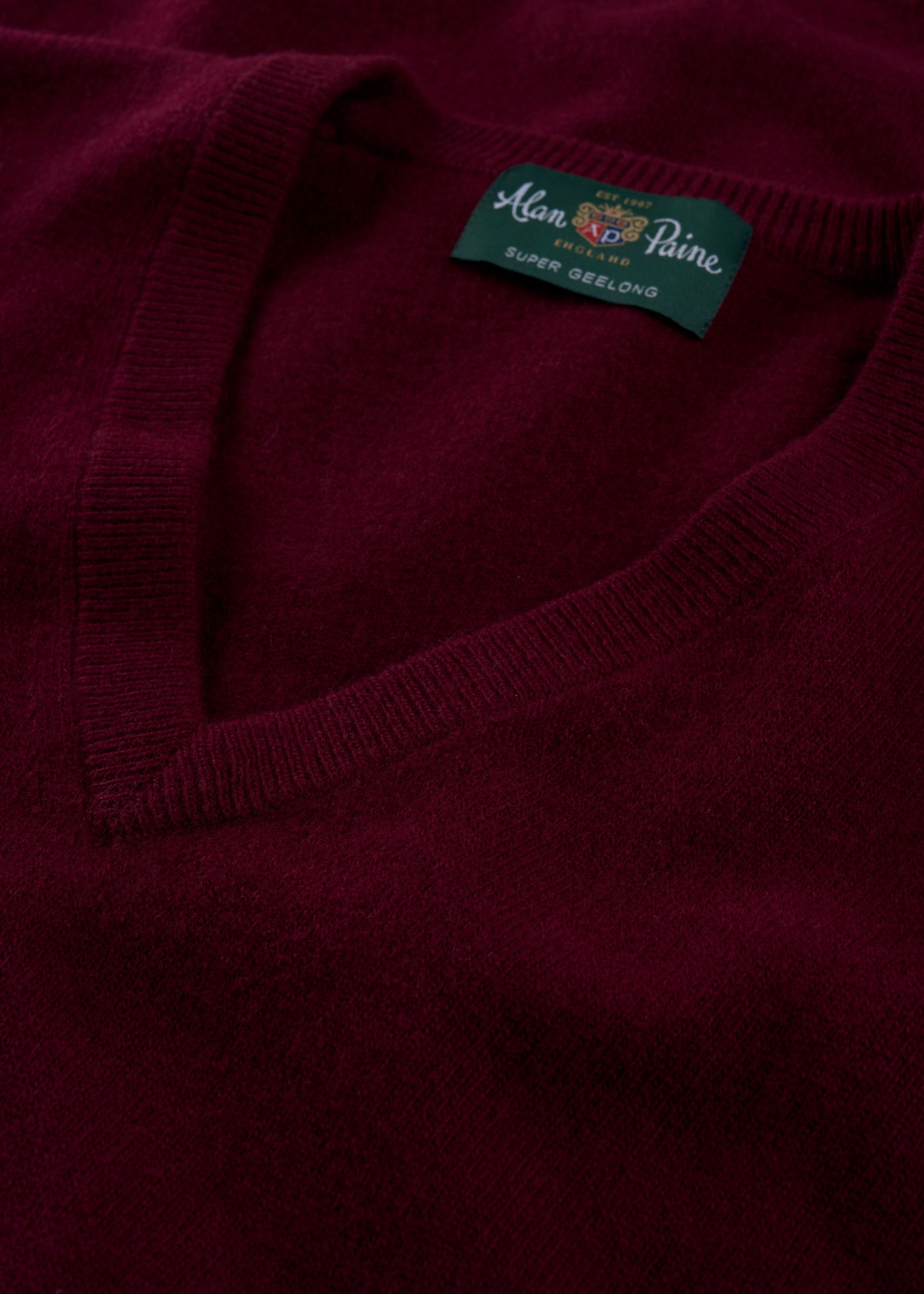 Men's Geelong Wool Vee Neck Jumper in Claret